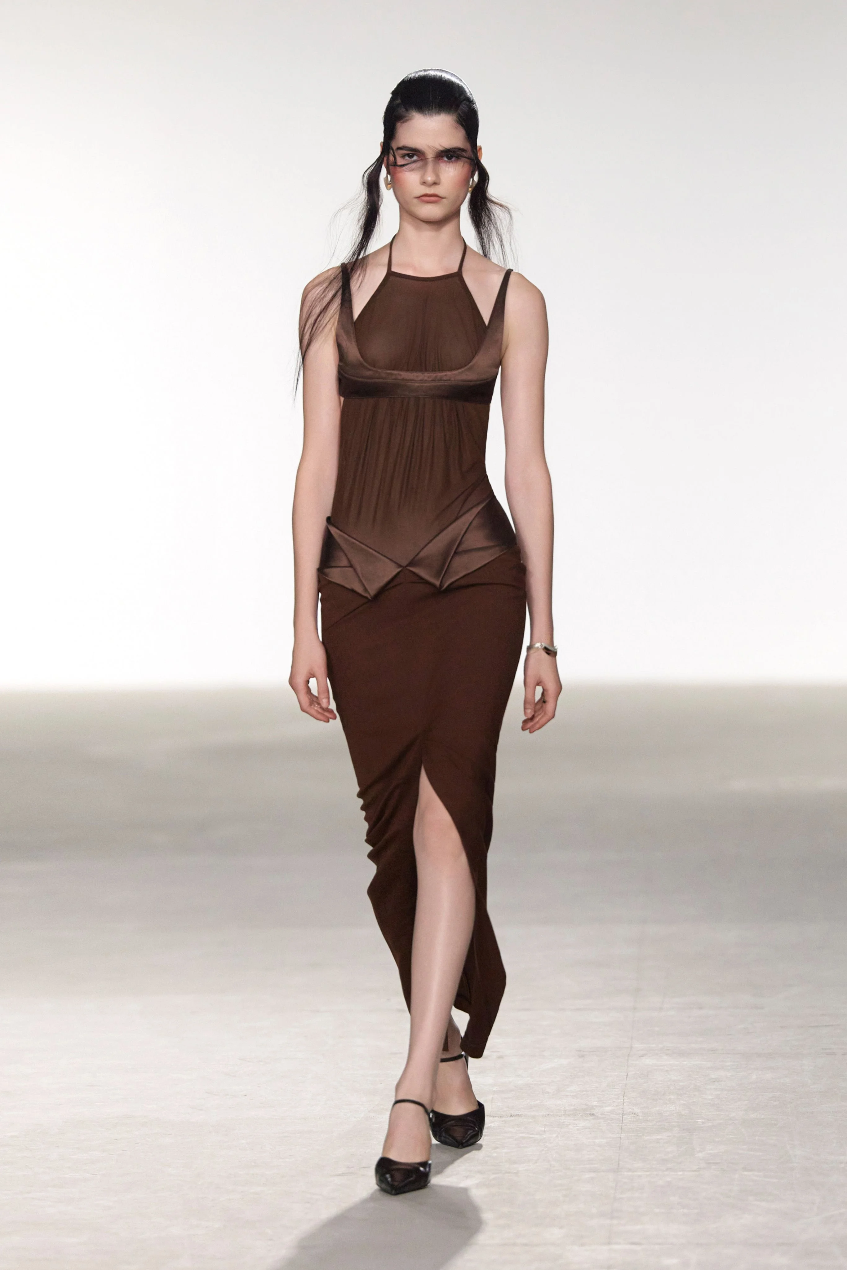 Emotional Resonance and Contradiction in Jingwei Yin's Latest Collection